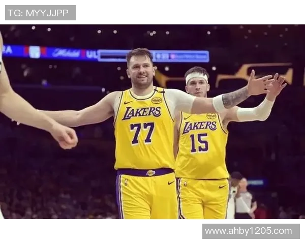 湖人火箭季后赛首战精彩数据回顾与分析